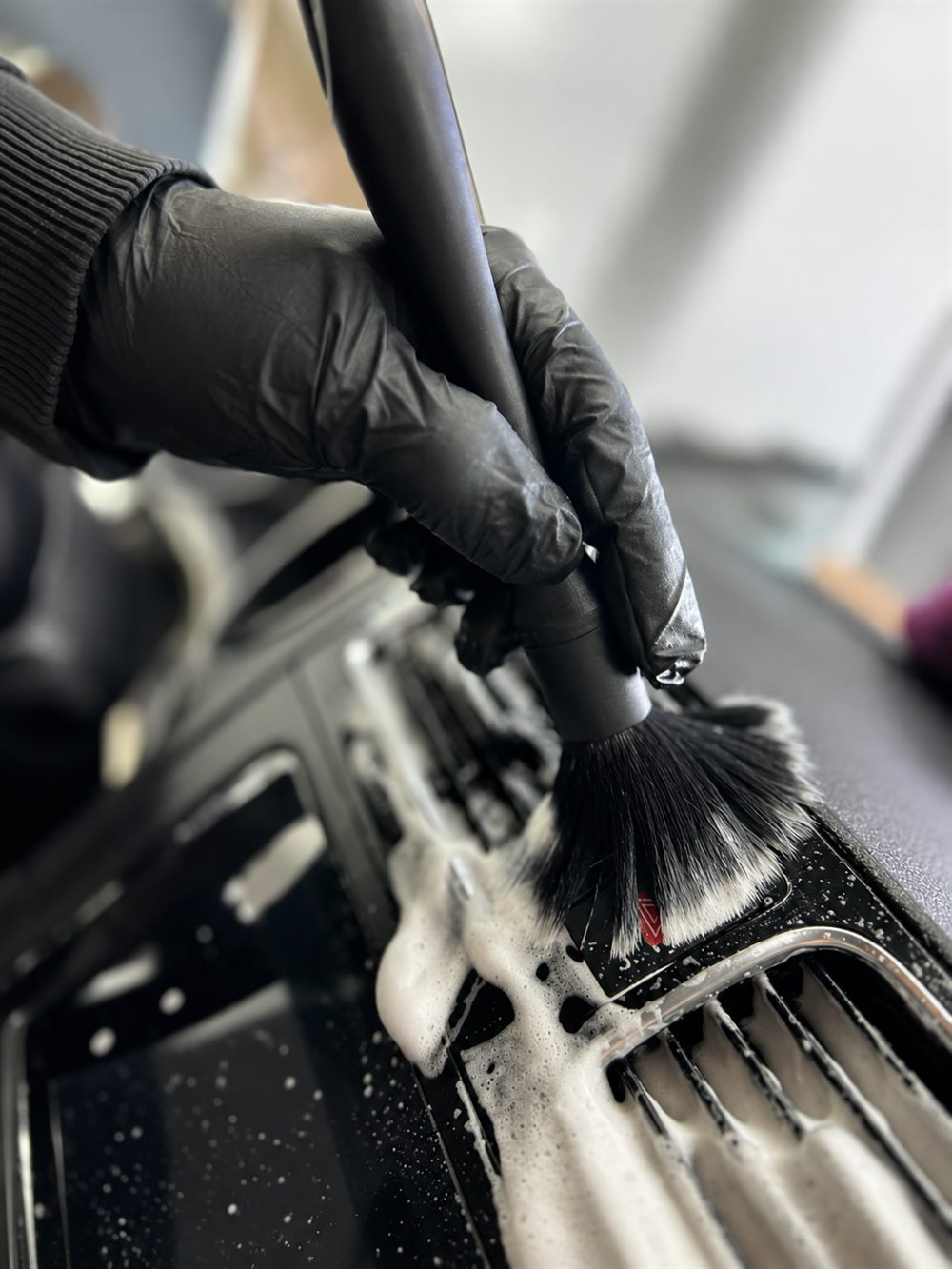 Detailreinigung im Cockpit mit Pinsel und Reinigungsschaum